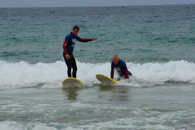 disfrutando de las olas
